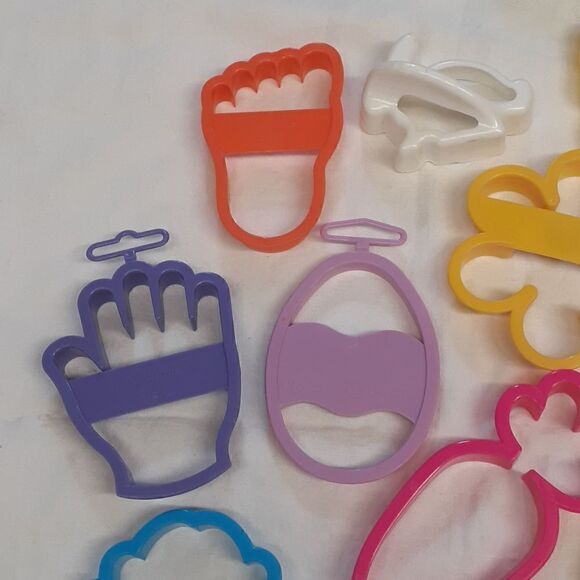 Lot of Wilton set of 22 plastic Spring/Easter cookie cutters - Picture 2 of 5